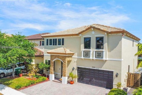 House in Miami, Florida 4 bedrooms, 237.55 sq.m. № 2368055