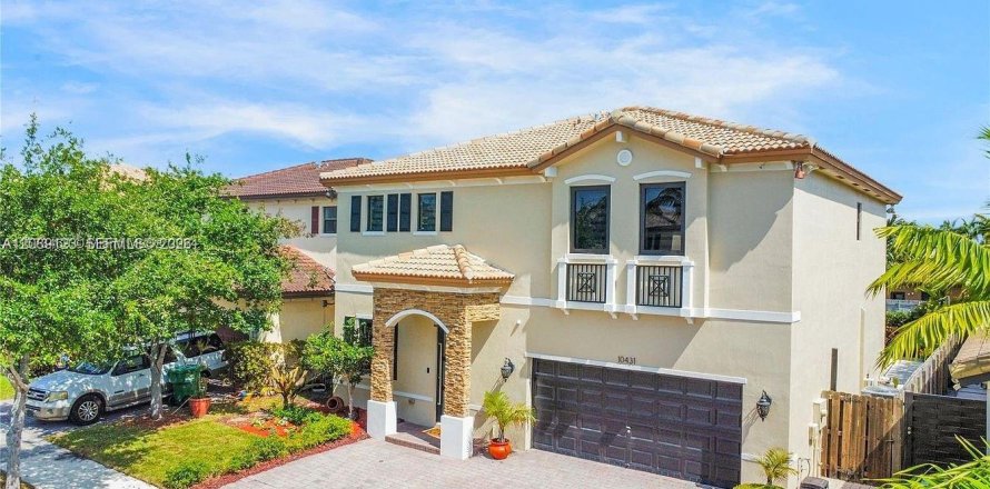 House in Miami, Florida 4 bedrooms, 237.55 sq.m. № 2368055