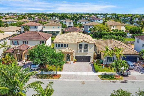 House in Miami, Florida 4 bedrooms, 237.55 sq.m. № 2368055 - photo 2