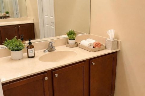 House in Miami, Florida 4 bedrooms, 237.55 sq.m. № 2368055 - photo 24