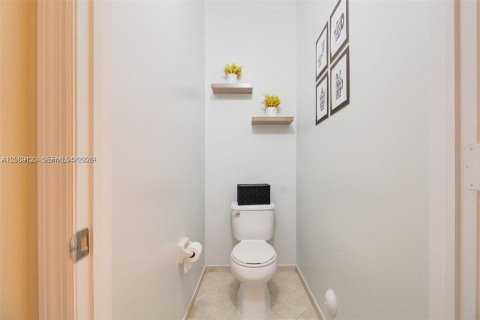 House in Miami, Florida 4 bedrooms, 237.55 sq.m. № 2368055 - photo 18