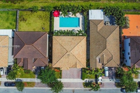 House in Miami, Florida 4 bedrooms, 237.55 sq.m. № 2368055 - photo 4