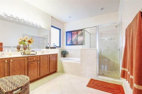 House in Miami, Florida 4 bedrooms, 237.55 sq.m. № 2368055 - photo 17