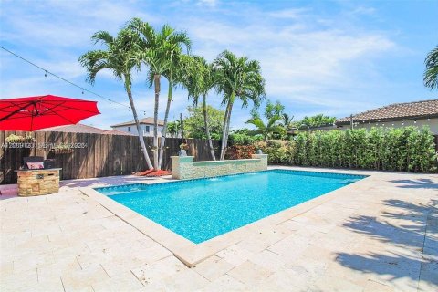 House in Miami, Florida 4 bedrooms, 237.55 sq.m. № 2368055 - photo 30