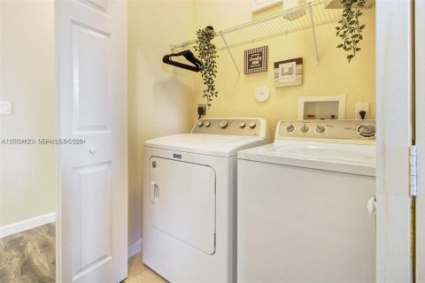 House in Miami, Florida 4 bedrooms, 237.55 sq.m. № 2368055 - photo 25