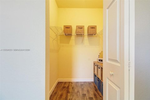 House in Miami, Florida 4 bedrooms, 237.55 sq.m. № 2368055 - photo 23