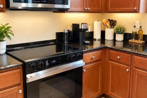House in Miami, Florida 4 bedrooms, 237.55 sq.m. № 2368055 - photo 12