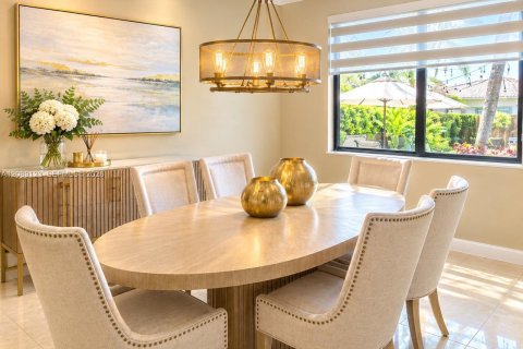 House in Miami, Florida 4 bedrooms, 237.55 sq.m. № 2368055 - photo 10