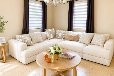 House in Miami, Florida 4 bedrooms, 237.55 sq.m. № 2368055 - photo 6