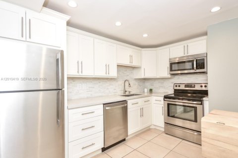 Copropriété à louer à Miami, Floride: 2 chambres, 113.25 m2 № 2169484 - photo 3