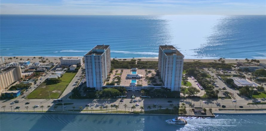 Кондоминиум с 5 комнатами в Холливуд, Флорида № 2022203