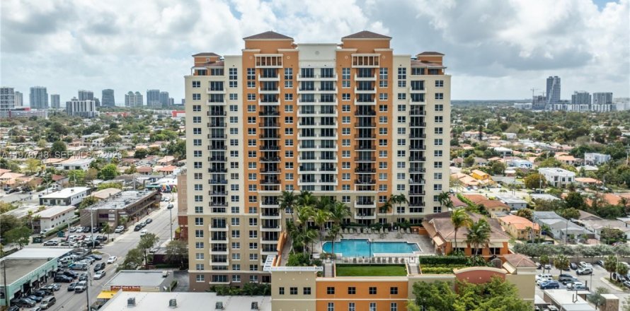 Кондоминиум с 2 спальнями в Майами, Флорида № 2045560