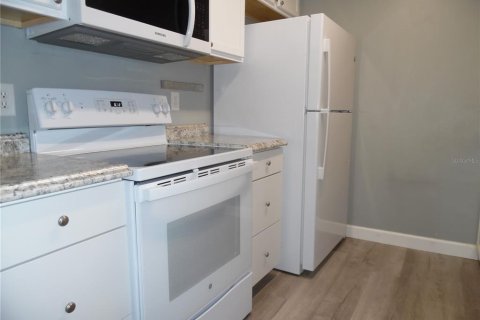 Condo in Leesburg, Florida, 2 bedrooms  № 1560572 - photo 12