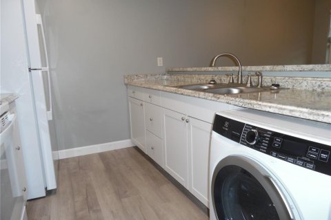 Condo in Leesburg, Florida, 2 bedrooms  № 1560572 - photo 11