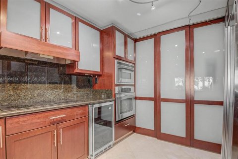 Condo in Miami, Florida, 2 bedrooms № 2081097 - photo 6