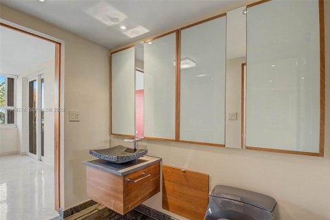 Condo in Miami, Florida, 2 bedrooms № 2081097 - photo 16