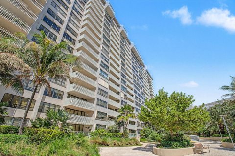 Condo in Miami, Florida, 2 bedrooms № 2081097 - photo 22