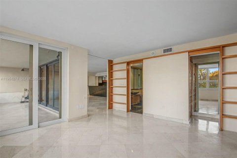 Condo in Miami, Florida, 2 bedrooms № 2081097 - photo 15
