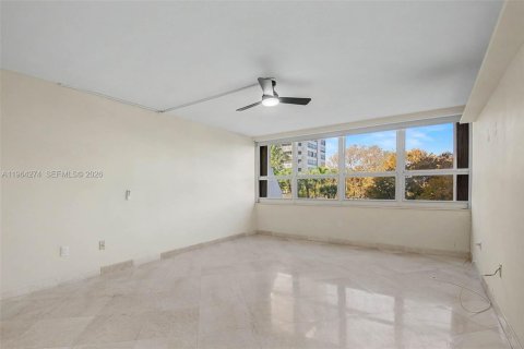 Condo in Miami, Florida, 2 bedrooms № 2081097 - photo 10
