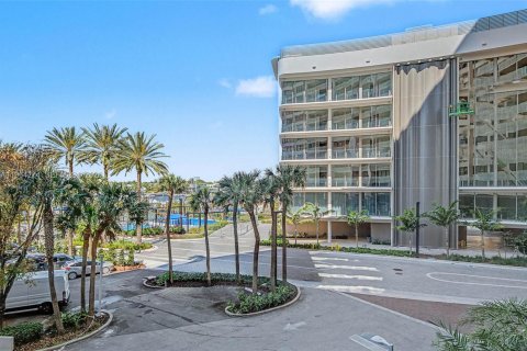 Condo in Miami, Florida, 2 bedrooms № 2081097 - photo 9