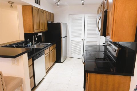 Condo in Miami, Florida, 3 bedrooms  № 2067558 - photo 2