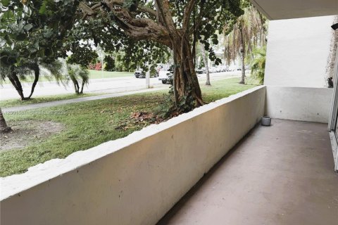 Condo in Miami, Florida, 3 bedrooms  № 2067558 - photo 22