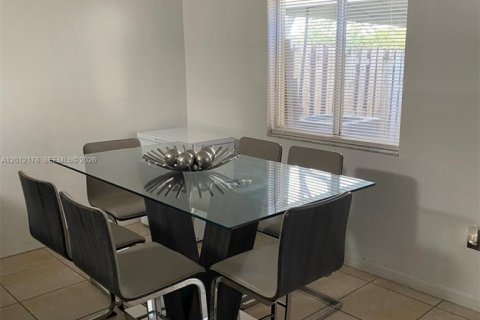 Adosado en alquiler en Hialeah, Florida, 3 dormitorios, 141.21 m2 № 2171128 - foto 9