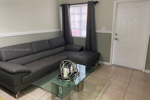 Adosado en alquiler en Hialeah, Florida, 3 dormitorios, 141.21 m2 № 2171128 - foto 2