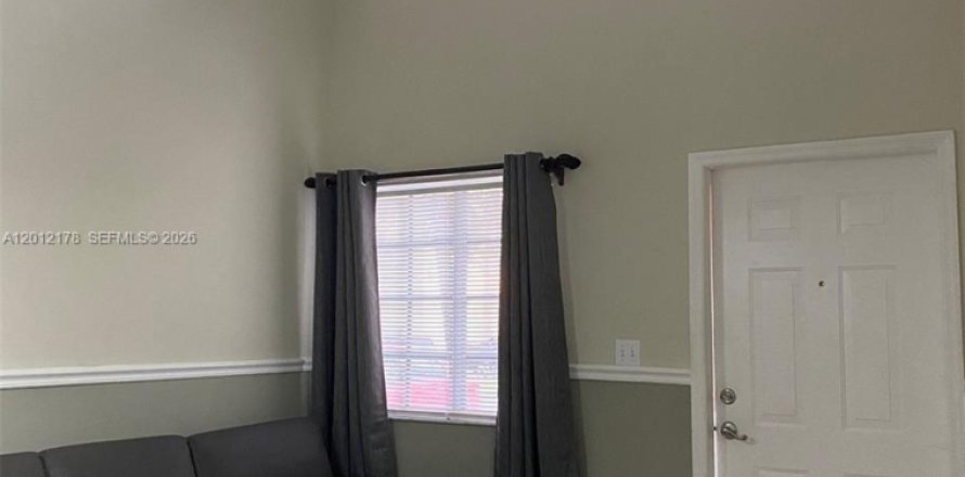 Adosado en Hialeah, Florida 3 dormitorios, 141.21 m2 № 2171128