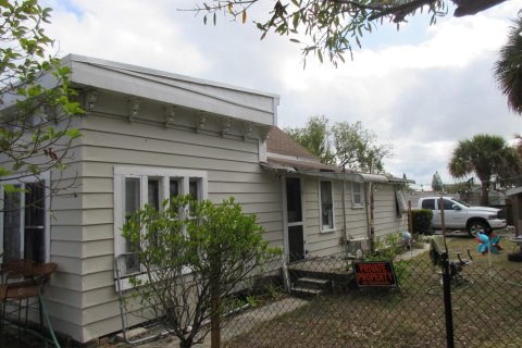 House in St. Lucie, Florida 5 bedrooms, 149.02 sq.m. № 2183153 - photo 2