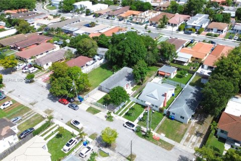 Купить коммерческую недвижимость в Майами, Флорида 136.75м2, № 2058439 - фото 4