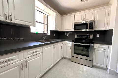 Villa ou maison à vendre à Miami, Floride: 3 chambres, 224.36 m2 № 1947487 - photo 13