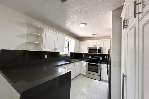 Villa ou maison à vendre à Miami, Floride: 3 chambres, 224.36 m2 № 1947487 - photo 12