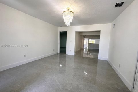 Villa ou maison à vendre à Miami, Floride: 3 chambres, 224.36 m2 № 1947487 - photo 2