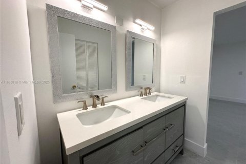 Villa ou maison à vendre à Miami, Floride: 3 chambres, 224.36 m2 № 1947487 - photo 6