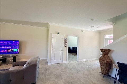 House in Davenport, Florida 6 bedrooms, 357.02 sq.m. № 2122234 - photo 12