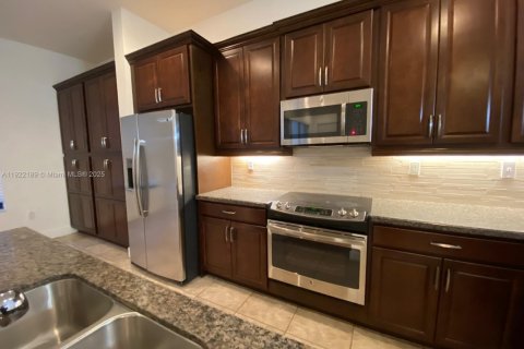 Снять в аренду виллу или дом в Хайалиа, Флорида 3 спальни, 230.96м2, № 1976985 - фото 14