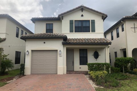 Снять в аренду виллу или дом в Хайалиа, Флорида 3 спальни, 230.96м2, № 1976985 - фото 1