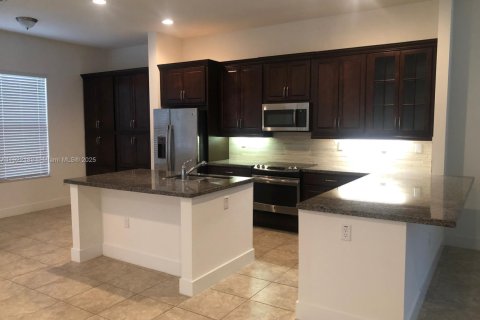 Снять в аренду виллу или дом в Хайалиа, Флорида 3 спальни, 230.96м2, № 1976985 - фото 3
