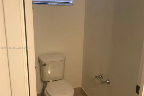 Снять в аренду виллу или дом в Хайалиа, Флорида 3 спальни, 230.96м2, № 1976985 - фото 19