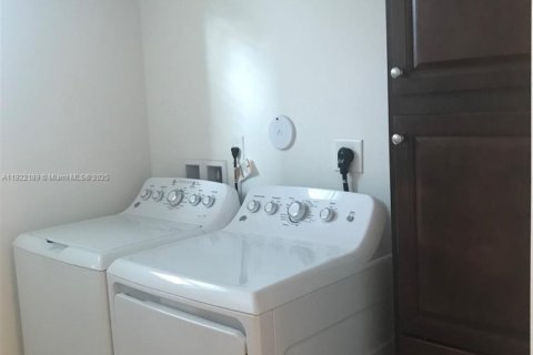 Снять в аренду виллу или дом в Хайалиа, Флорида 3 спальни, 230.96м2, № 1976985 - фото 18