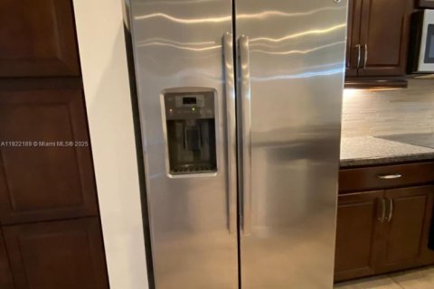 Снять в аренду виллу или дом в Хайалиа, Флорида 3 спальни, 230.96м2, № 1976985 - фото 6