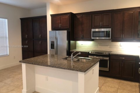 Снять в аренду виллу или дом в Хайалиа, Флорида 3 спальни, 230.96м2, № 1976985 - фото 4