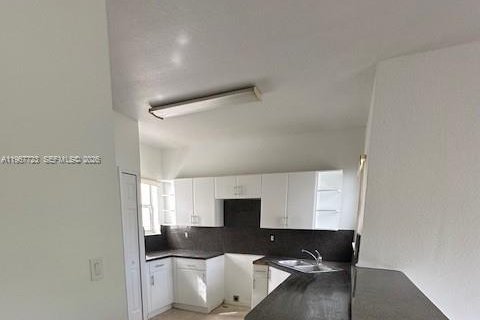 Townhouse in Florida City, Florida 4 bedrooms, 158.96 sq.m. № 2038583 - photo 3