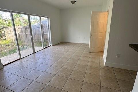 Townhouse in Florida City, Florida 4 bedrooms, 158.96 sq.m. № 2038583 - photo 2