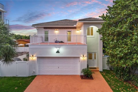 House in Pompano Beach, Florida 4 bedrooms, 223.34 sq.m. № 1761875 - photo 1