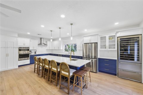 House in Pompano Beach, Florida 4 bedrooms, 223.34 sq.m. № 1761875 - photo 5