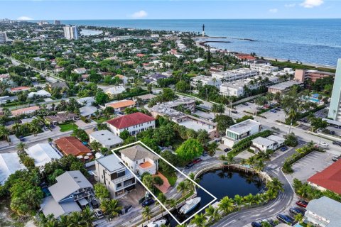 House in Pompano Beach, Florida 4 bedrooms, 223.34 sq.m. № 1761875 - photo 3