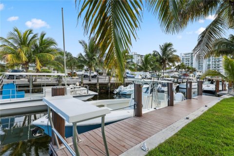 House in Pompano Beach, Florida 4 bedrooms, 223.34 sq.m. № 1761875 - photo 25