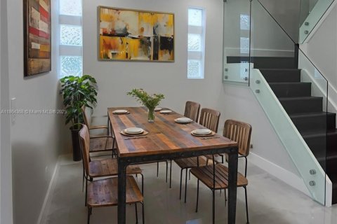 House in Pembroke Pines, Florida 3 bedrooms № 2013084 - photo 10